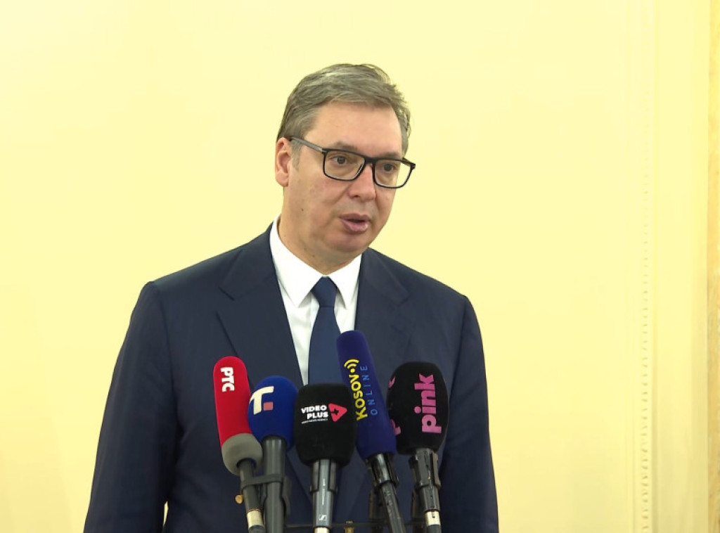 Vučić posetio porodicu Ćirić čija su tri člana poginula u padu nadstrešnice u NS