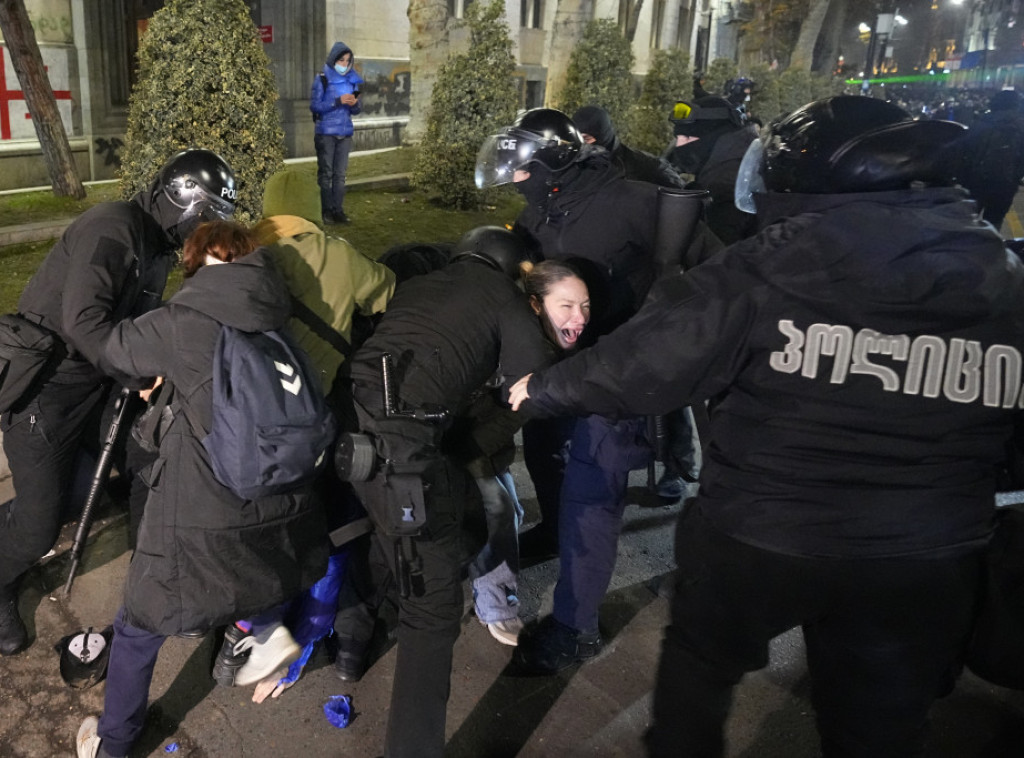 Privedeno 50 demonstranata u Tbilisiju, policija koristila vodene topove i suzavac