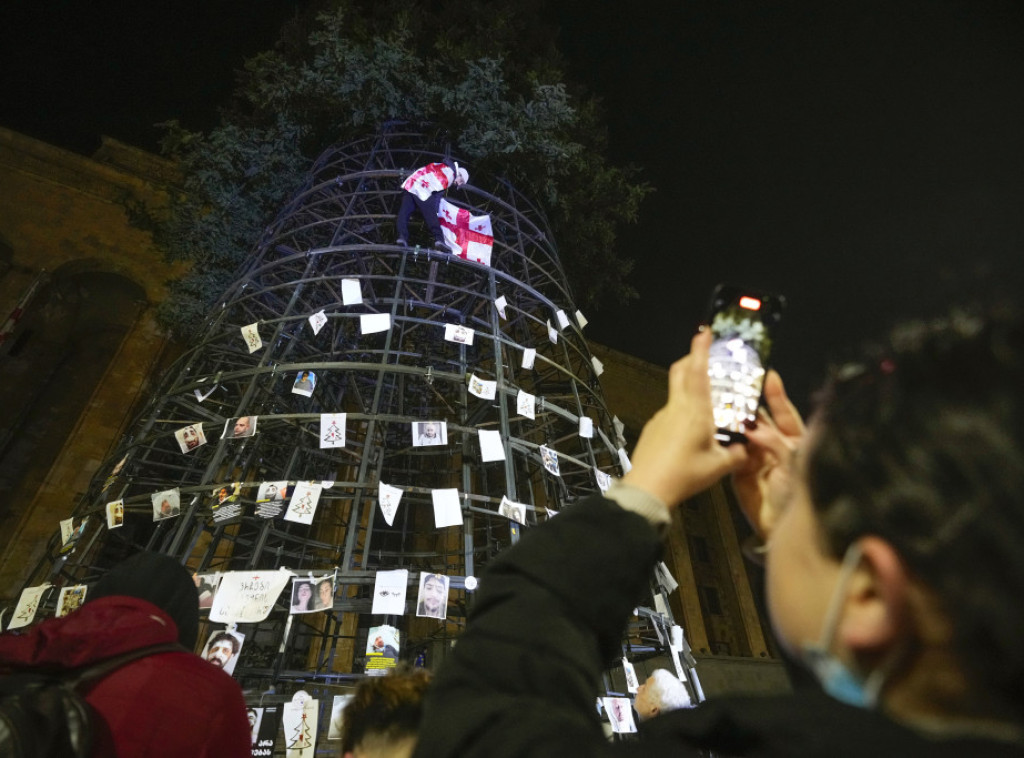 Demonstranti u Tbilisiju sloganima "okitili" jelku postavljenu u blizini parlamenta