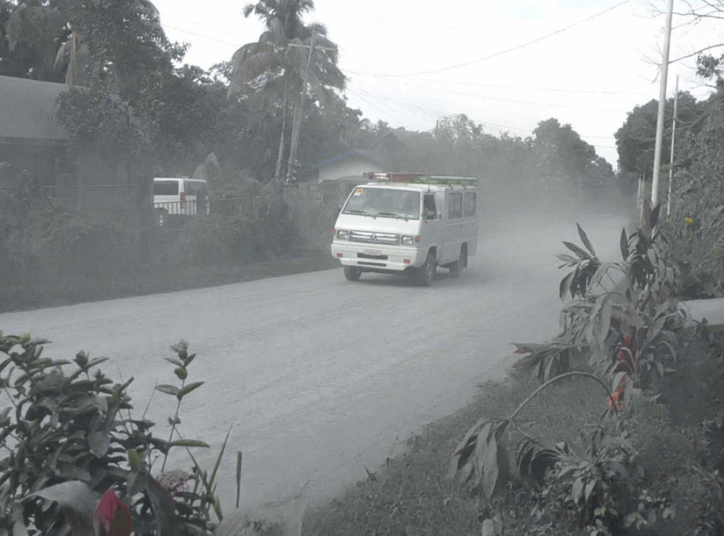 Masovna evakuacija na Filipinima nakon erupcije vulkana Kanlaona, otkazani letovi