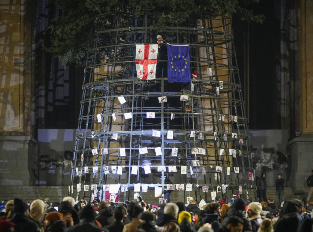 Protesti u Gruziji ušli u 13. dan, građani ponovo okupljeni ispred parlamenta