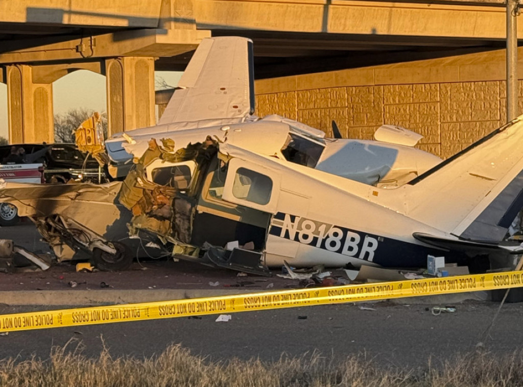 Teksas: Mali komercijalni avion srušio se na saobraćajnicu i tri automobila