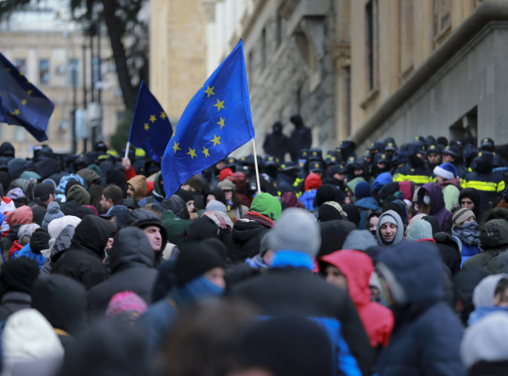 Gruzija: Parlament započeo proceduru za izbor predsednika zemlje, protesti traju