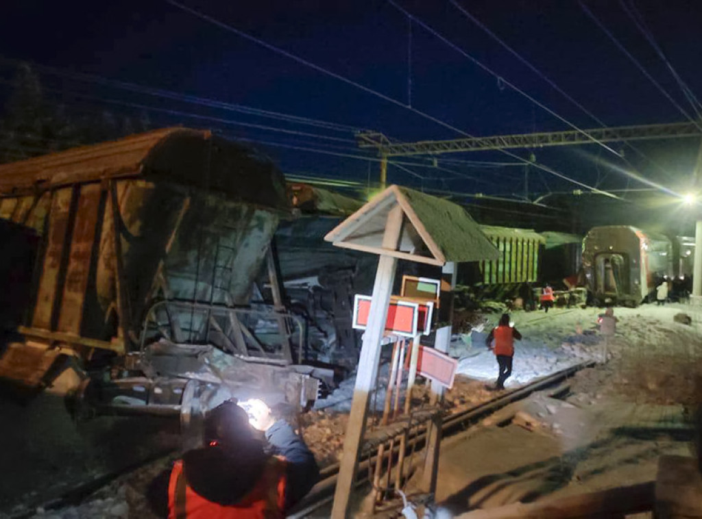 U sudaru dva voza u Murmanskoj oblasti poginula žena, broj povređenih porastao na 27