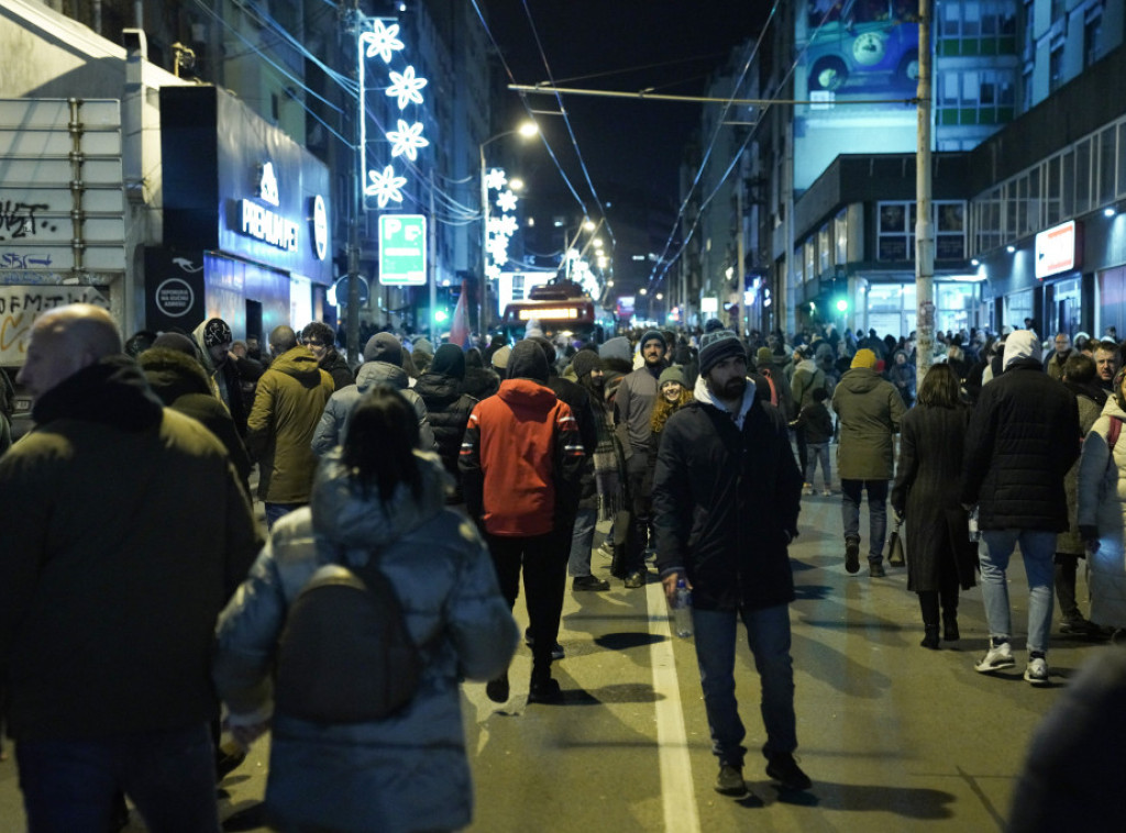 Učesnici protesta na Slaviji počeli da se razilaze, saobraćaj još blokiran