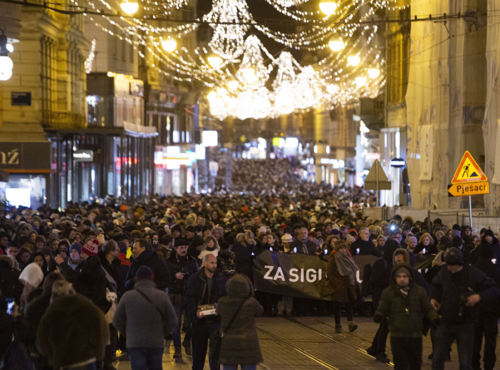 Građani širom Hrvatske okupili se ispred škola, u Zagrebu održan skup u tišini