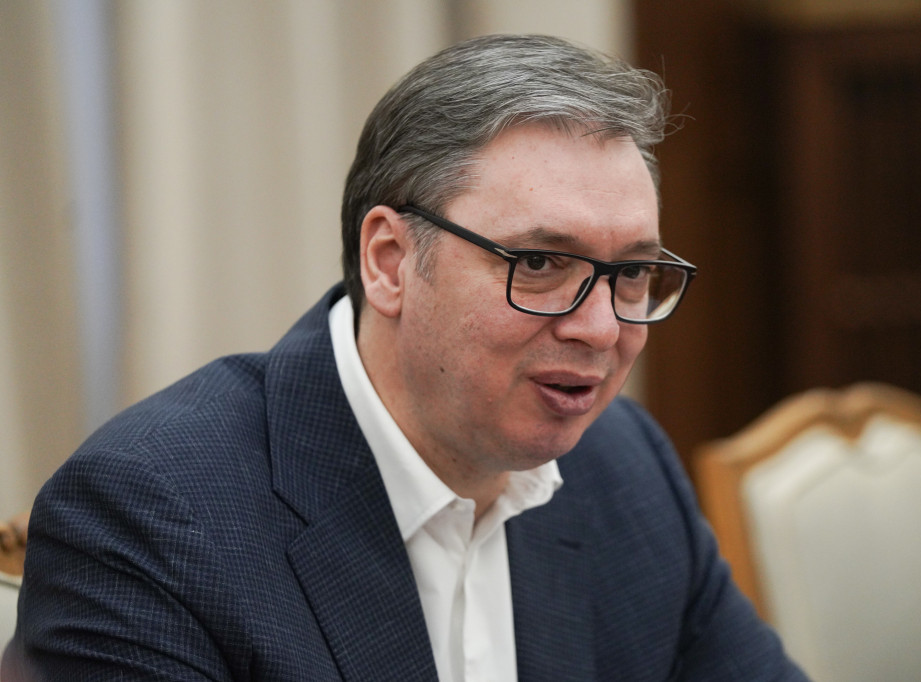 Vučić večeras obišao povređene poslanice