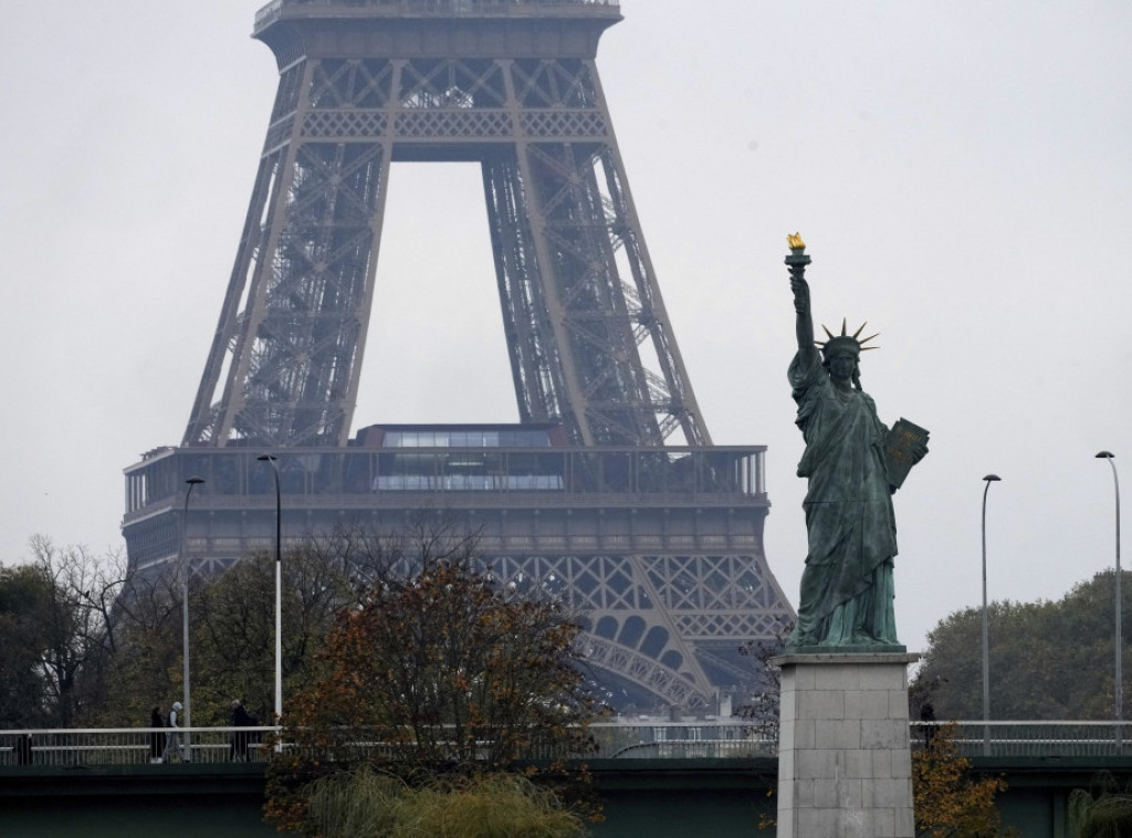 Pariz: Evakuisan Ajfelov toranj zbog kratkog spoja u liftu