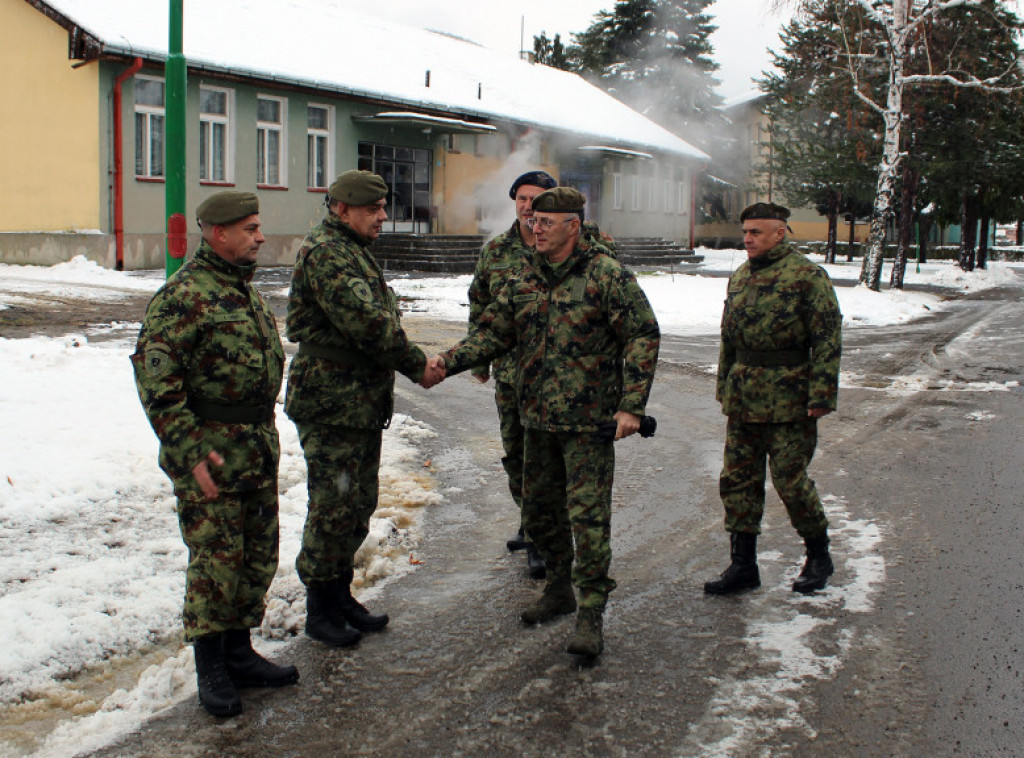 Mojsilovic visits SAF land force units at Raska garrison