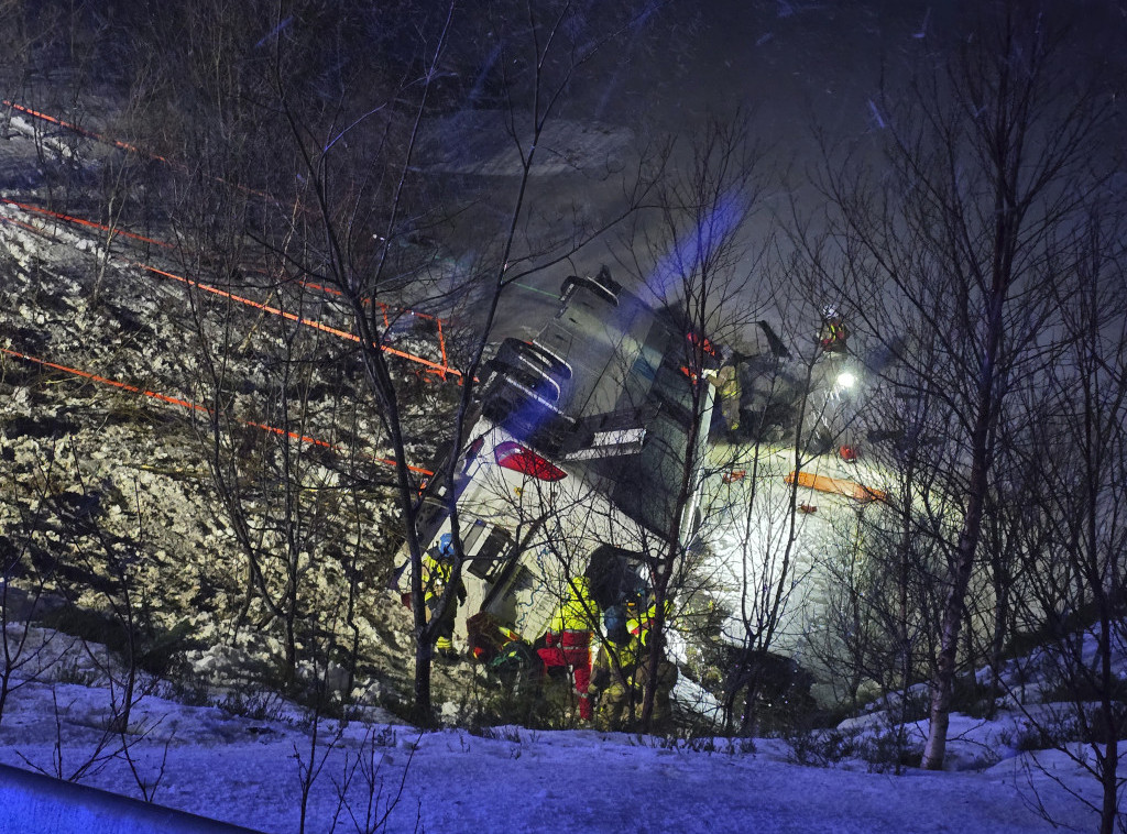 Tri osobe poginule nakon što se srušio autobus u jezero u Norveškoj