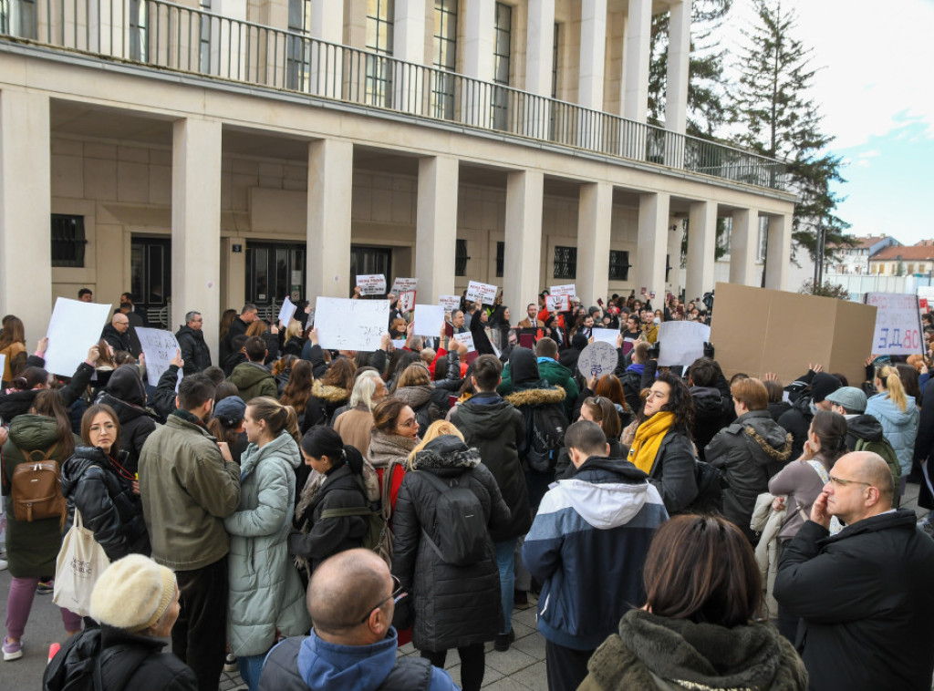 Protest studenata koji blokiraju fakultete ispred zgrade RTV u Novom Sadu