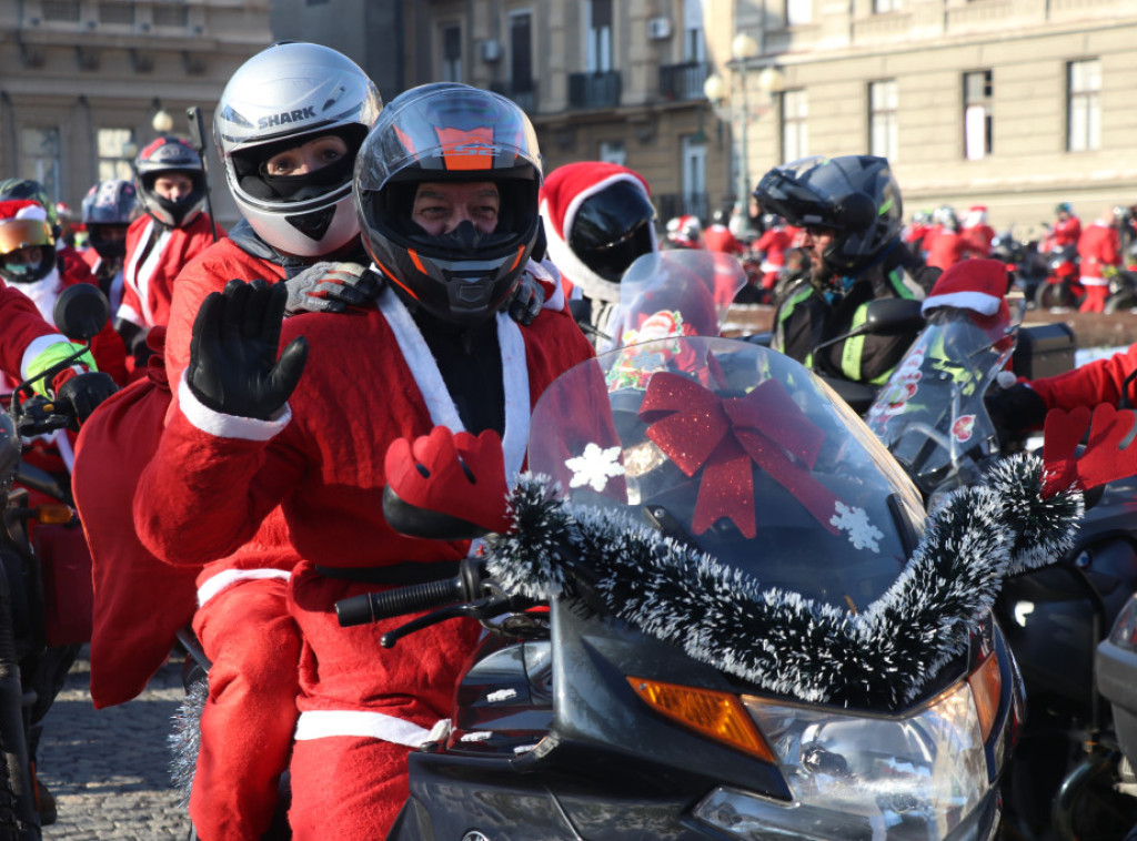 Deda Mrazovi-motoristi podelili paketiće štićenicima doma u Sremčici