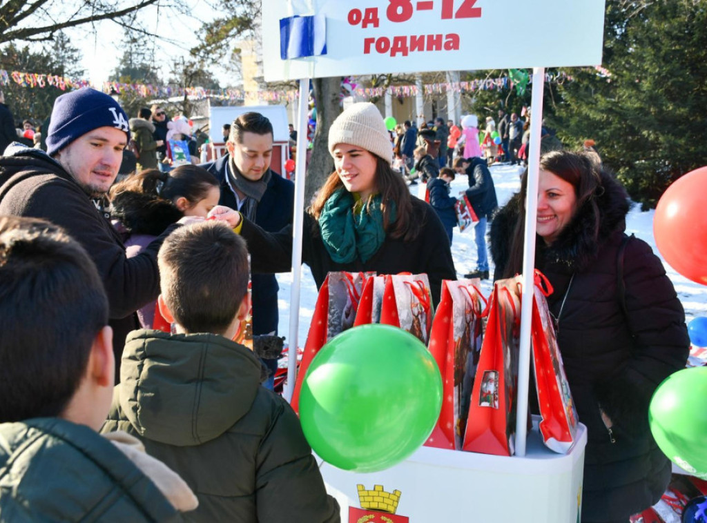 Gradska opština Savski venac dodelila deci 2.000 paketića u okviru ''Novogodišnje čarolije''