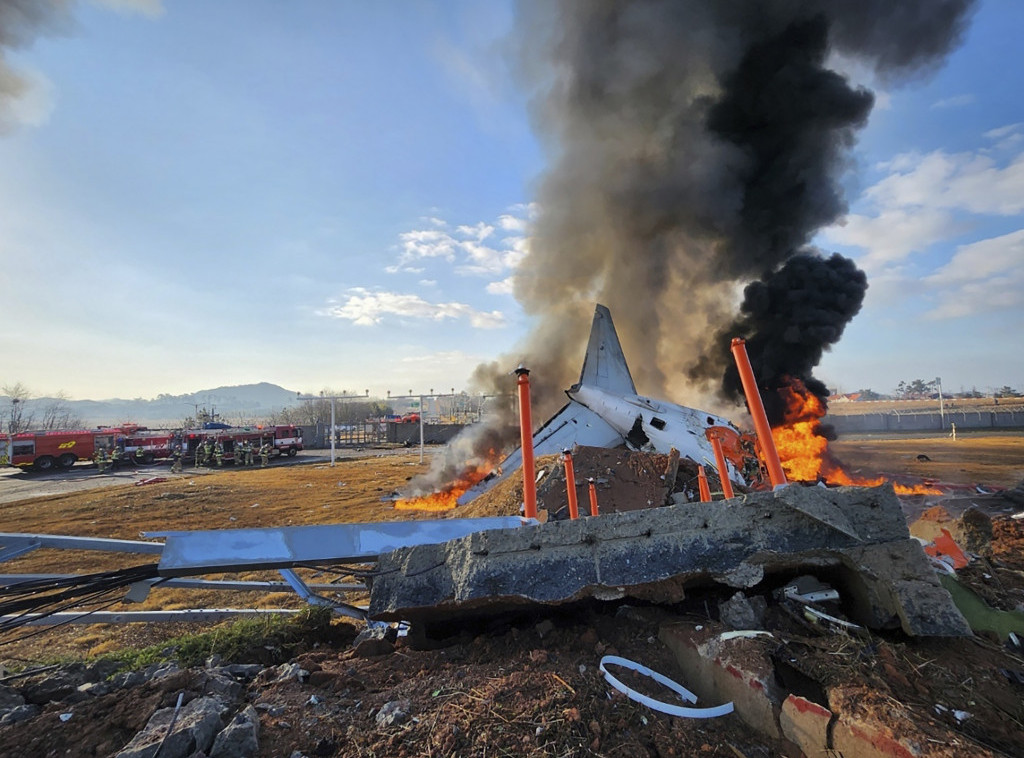 Avion u Južnoj Koreji sleteo sa piste, udario u zid, za sada potvrđeno 85 mrtvih