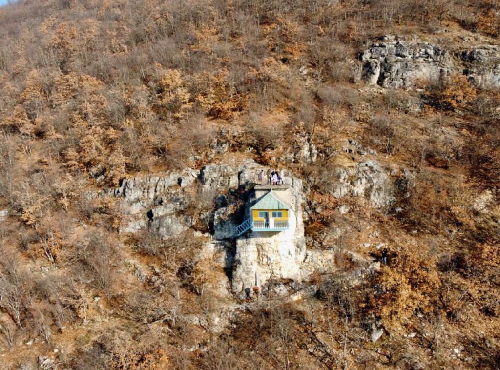 Majstor Mikina kućica na steni - građevinski fenomen i turistička atrakcija