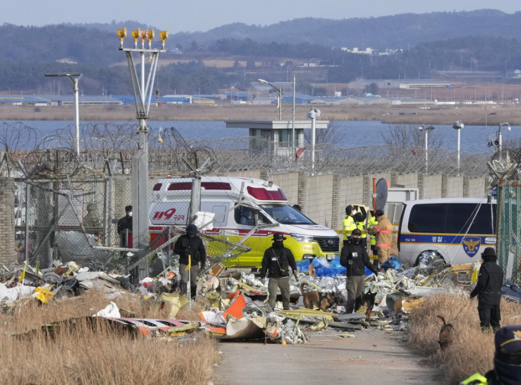 Avion kompanije Džedžu er vratio se na aerodrom zbog problema sa stajnim trapom