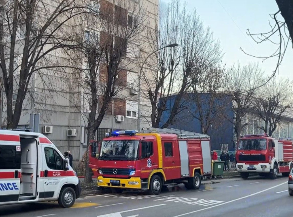 Čačak: Gore stanovi u višespratnici u centru Čačka