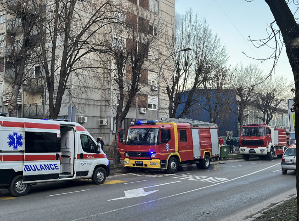 Čačak: Požar u višespratnici stavljen pod kontrolu, policija privela jednu osobu