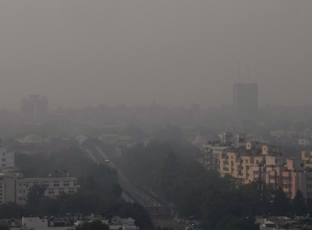 Rojters: Smog zahvatio Nju Delhi, izdata upozorenja o zastoju u saobraćaju