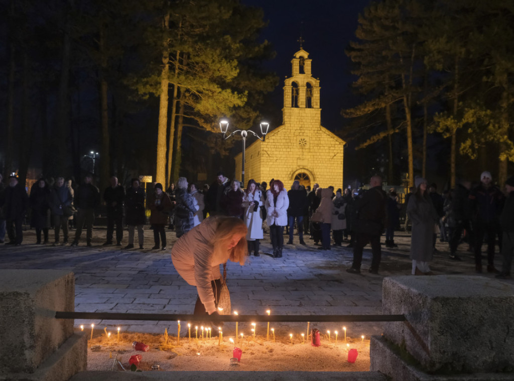 Građani na Cetinju 12-minutnom tišinom odali počast stradalima u tom gradu 1.januara