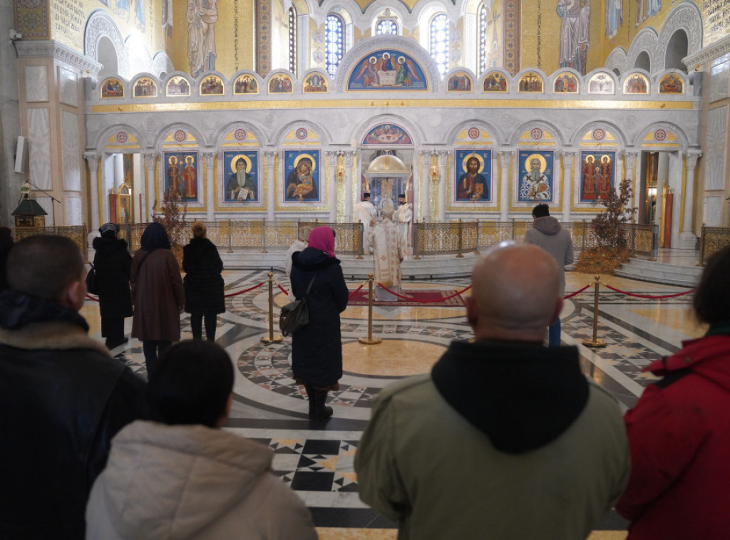 U Hramu Svetog Save počela liturgija za Badnji dan, prisustvuje veliki broj vernika