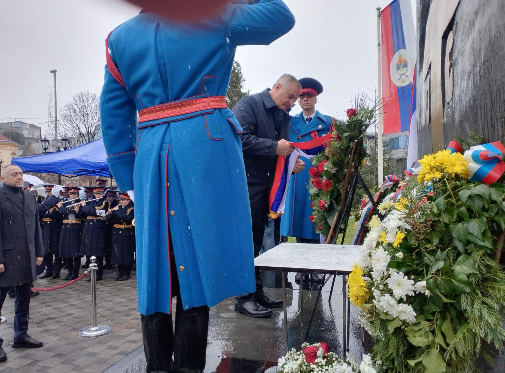 U Brčkom položeni venci na Spomenik srpskim braniocima tog grada