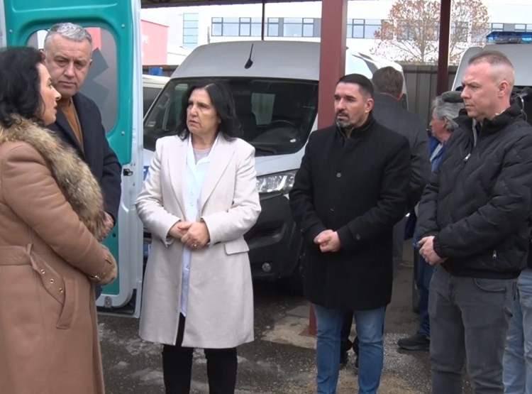 Elek sa saradnicima posetio Gračanicu, novo ambulantno vozilo za Hitnu pomoć uručeno u Lapljem selu