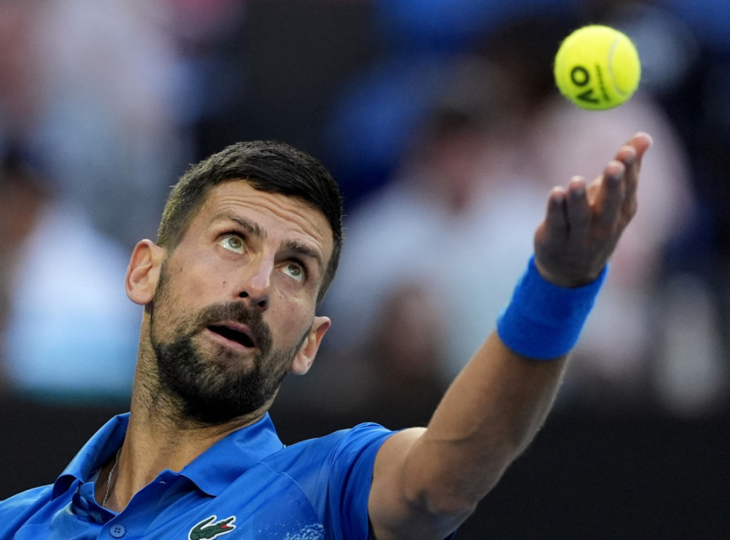 Djokovic advances to Australian Open round of last 16