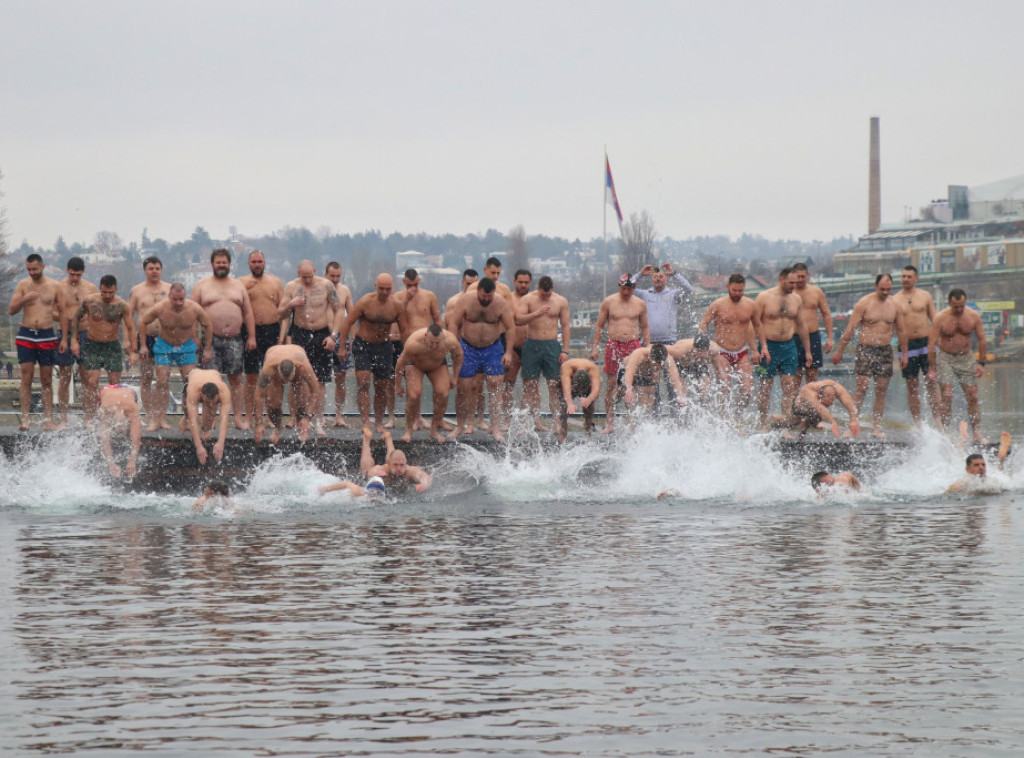 Za Časni krst prvi put plivali pripadnici Službe za obezbeđenje KP ustanova