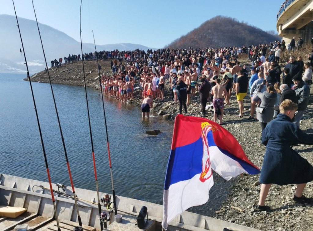 Plivanje za Bogojavljenski krst održano na jezeru Gazivode kod Zubinog Potoka