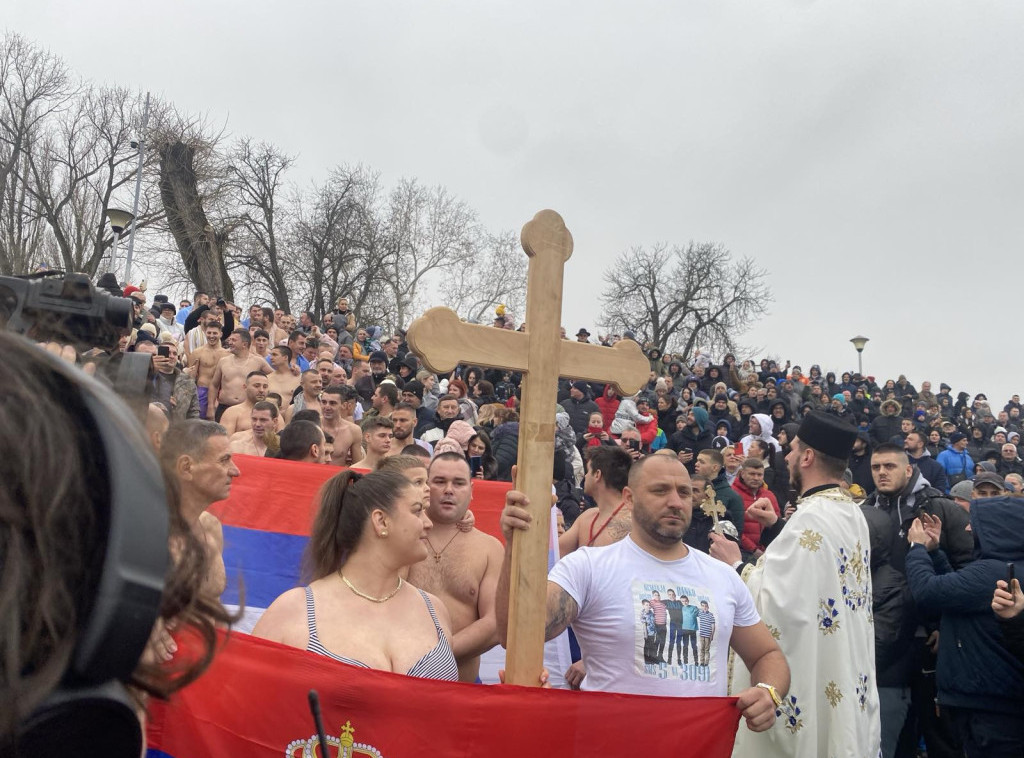 U Šapcu za Časni krst plivala deca, žene, a oboren je i rekord prijavljenih učesnika