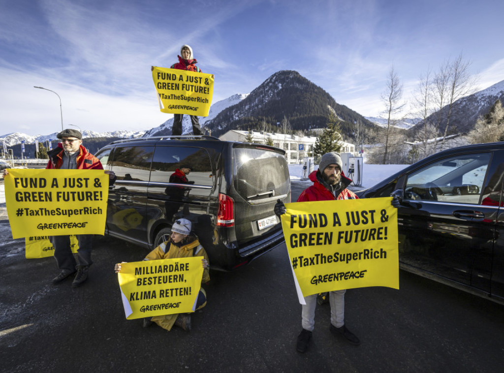 Protest klimatskih aktivista pred početak Foruma u Davosu, omeli sletanje helikoptera