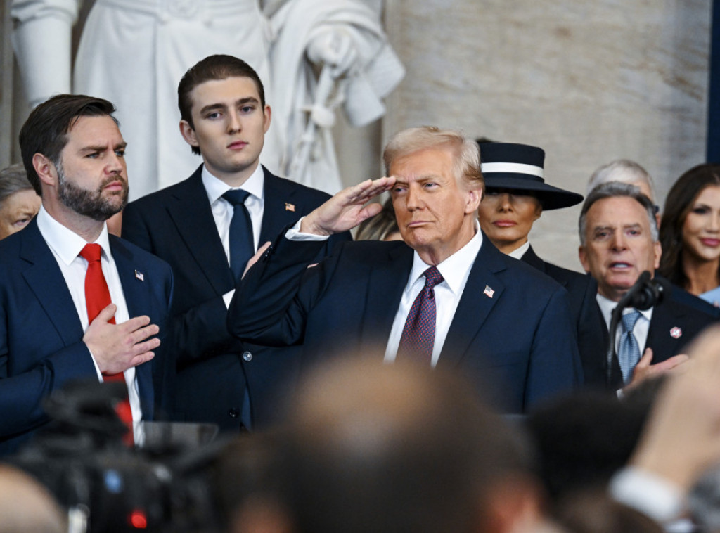 Državnom himnom SAD završena inauguracija Donalda Trampa