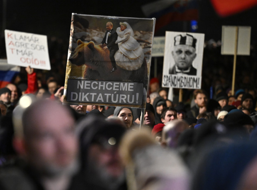 Na protestu u Bratislavi 60.000 ljudi, demonstranti tražili ostavku Fica