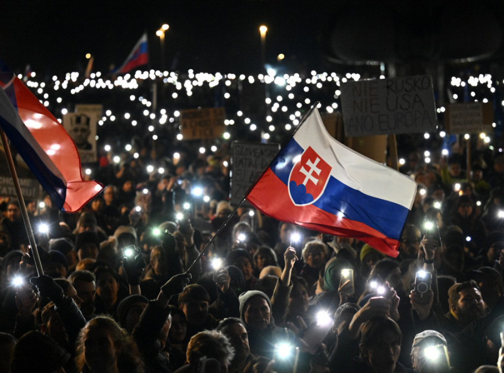 Na protestu u Bratislavi 60.000 ljudi, demonstranti tražili ostavku Fica