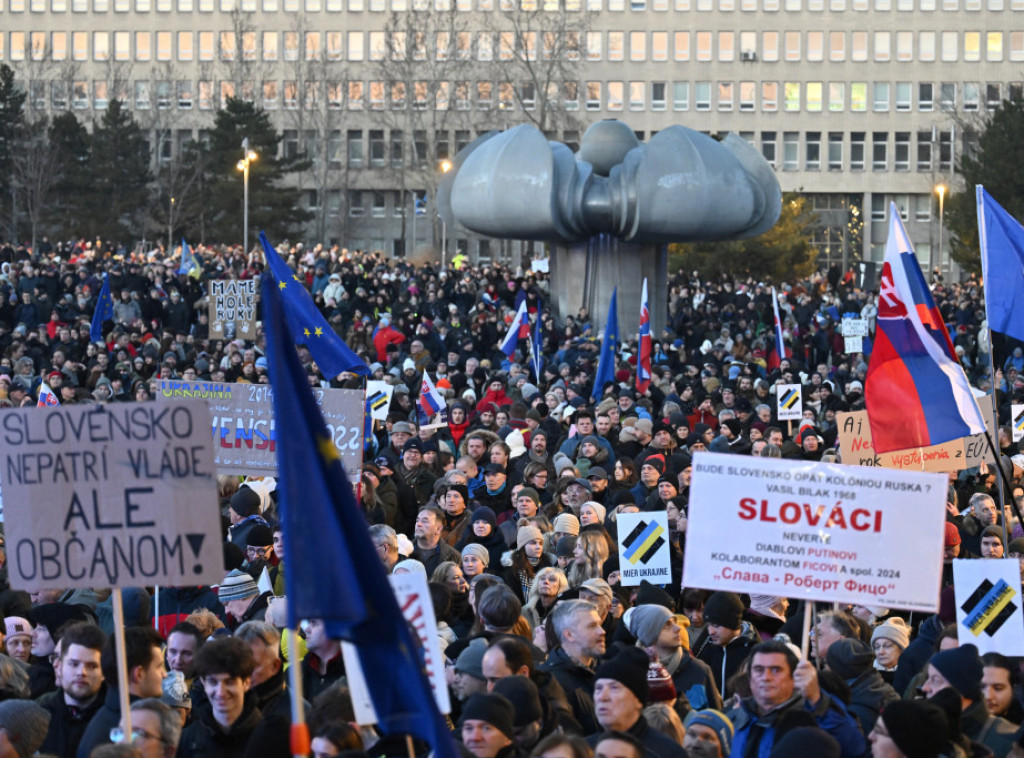 Zelenski podržao proteste u Slovačkoj: Bratislava nije Moskva