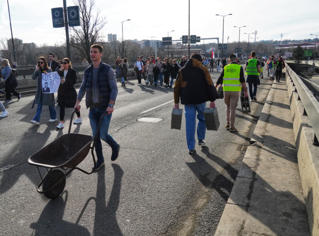 Studenti blokirali Autokomandu, i danas odavanja pošte stradalima u Novom Sadu