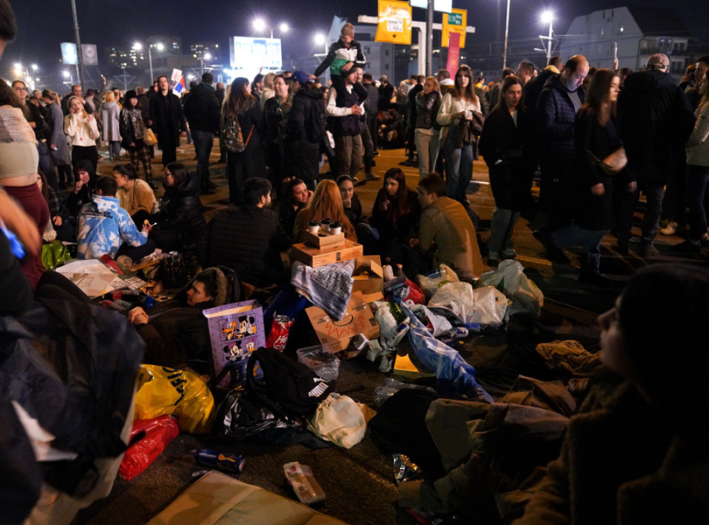 Nastavljena celodnevna blokada Autokomande, protiče bez incidenata