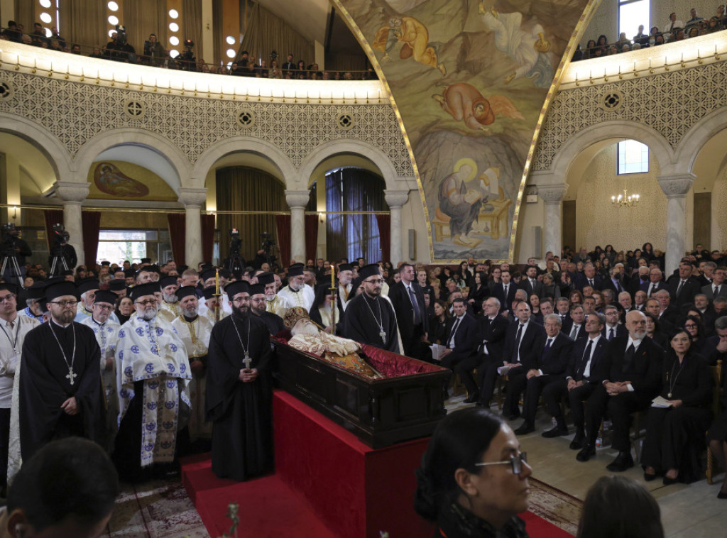 Hiljade Albanaca u Tirani odalo poslednju počast arhiepiskopu Anastasiju