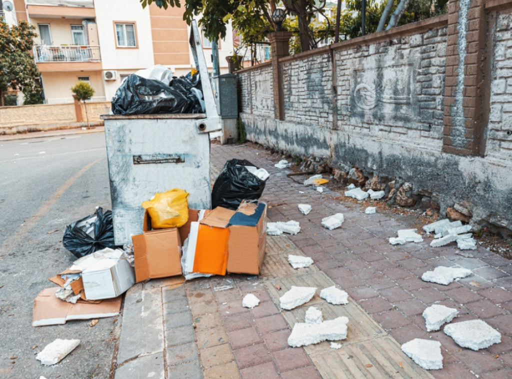 Crna Gora: Tone smeća i dalje na ulicama Budve; Dom zdravlja prati epidemiološku situaciju