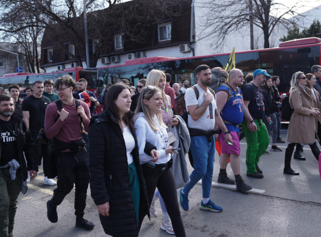 Studenti u blokadi koji su išli pešice iz Beograda stigli u Novi Sad