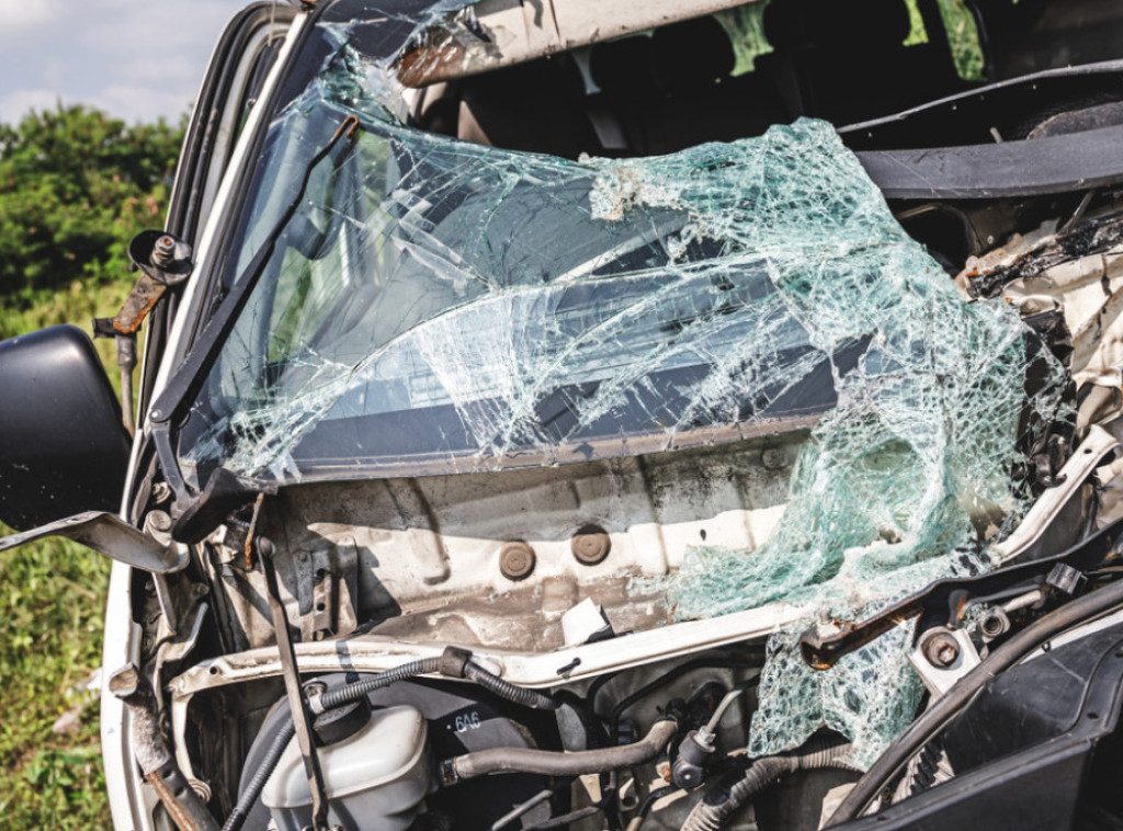 Jedna osoba poginula je danas u sudaru kamiona i automobila na putu Paraćin-Zaječar