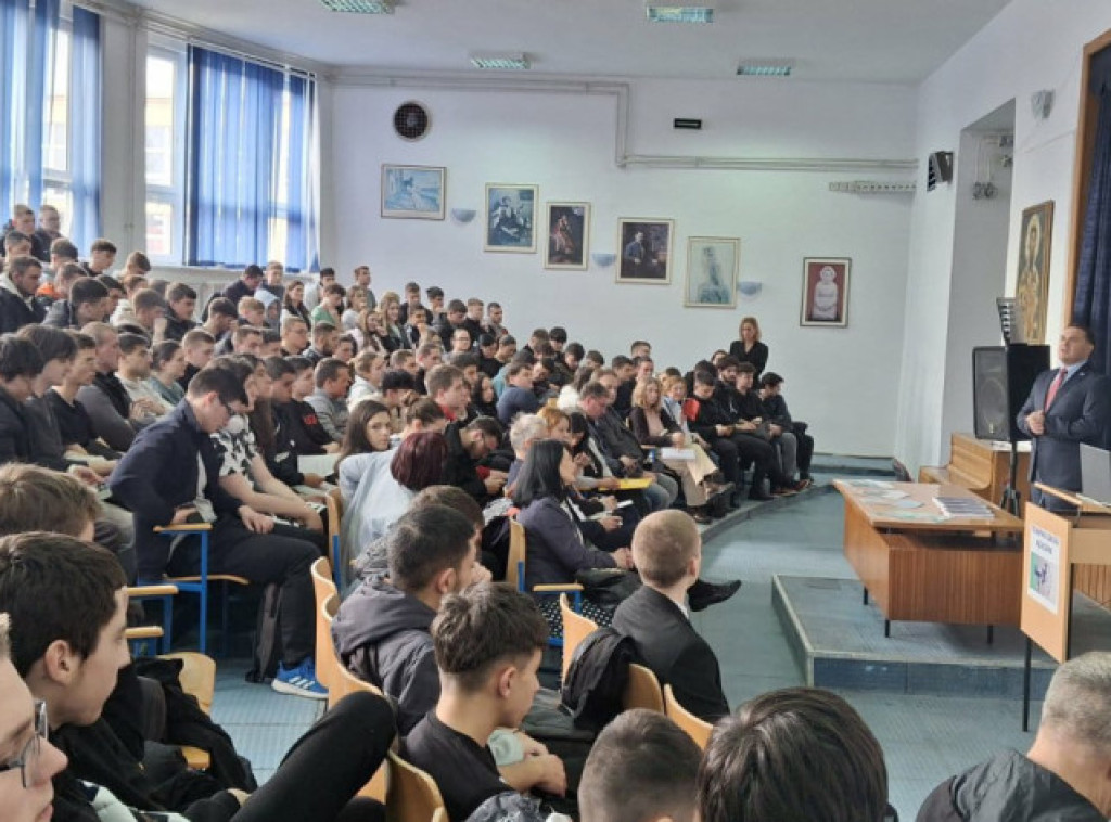 Tribina "Glas malih heroja" o unapređenju zaštite dece održana školi u Železniku