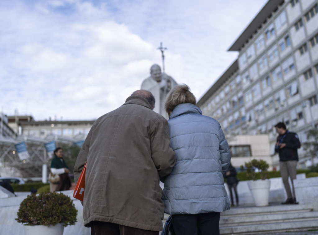 Papa imao bronhijalni grč, morao na mehaničku ventilaciju