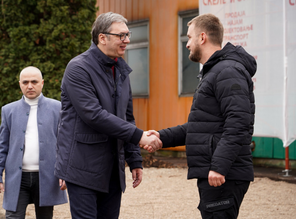 Vučić u obilasku porodične firme "Soko skele" u Sokobanji