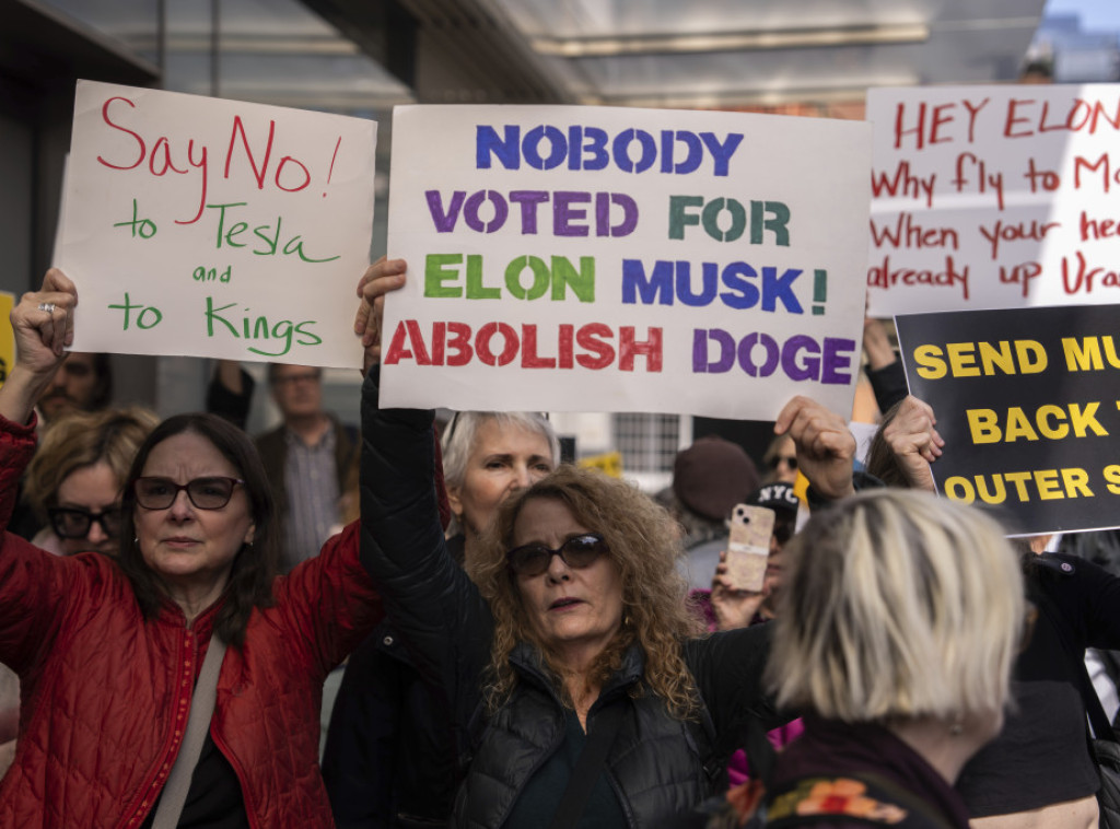 Njujork: Protest zaposlenih u kompaniji Tesla protiv Maska, devet osoba uhapšeno