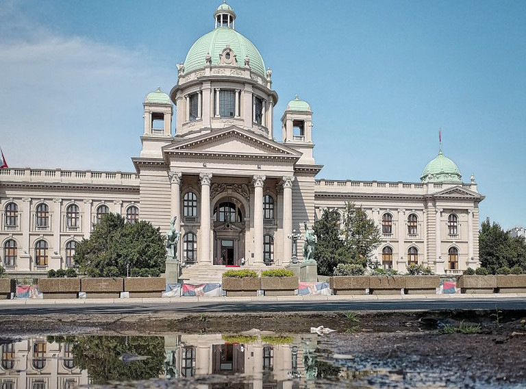 Opozicija bacila dimne bombe i izazvala tuču u Skupštini Srbije