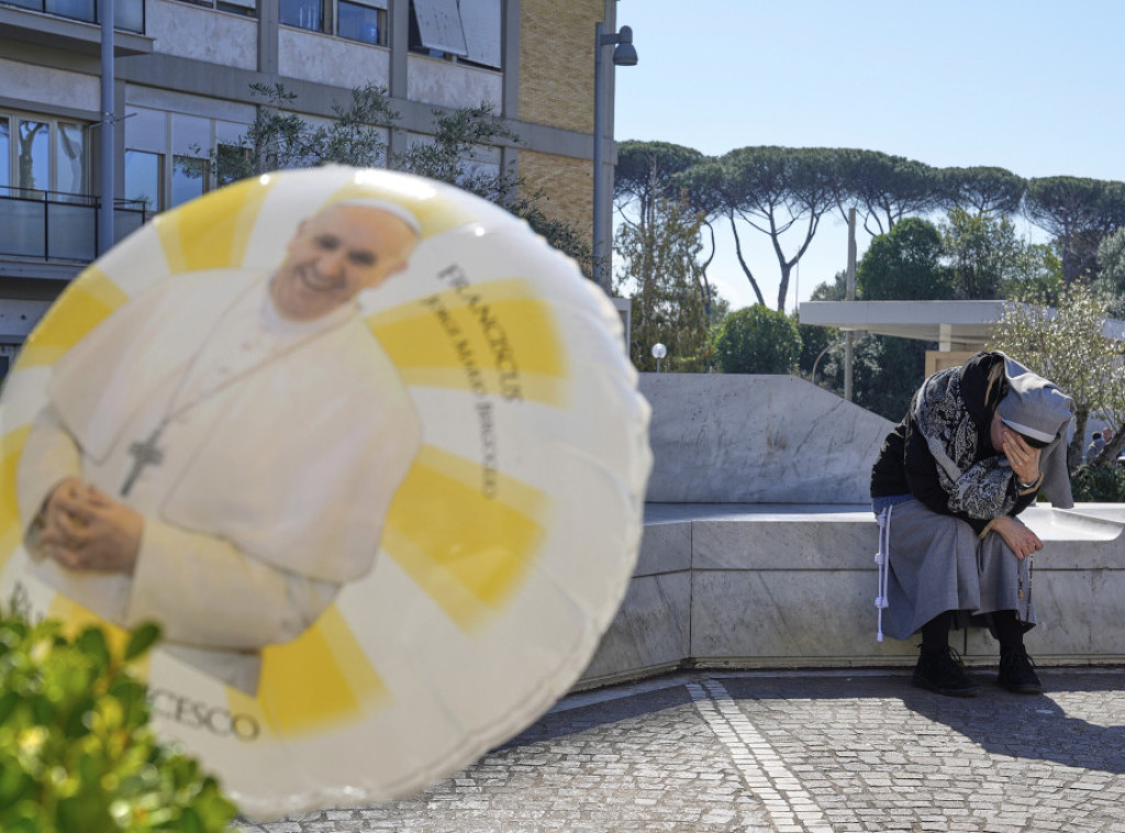 Papa Franja vraćen na mehaničku ventilaciju zbog respiratorne insuficijencije