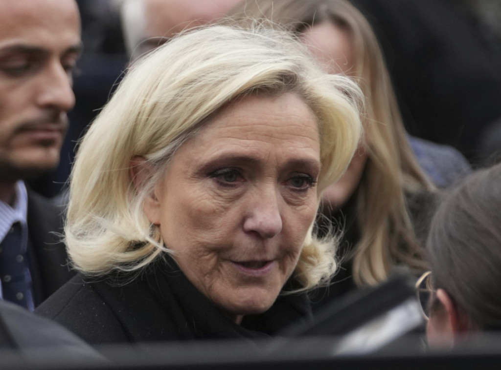 Le Pen: Odluka Bele kuće o prekidu isporuka američkog oružja Ukrajini za osudu