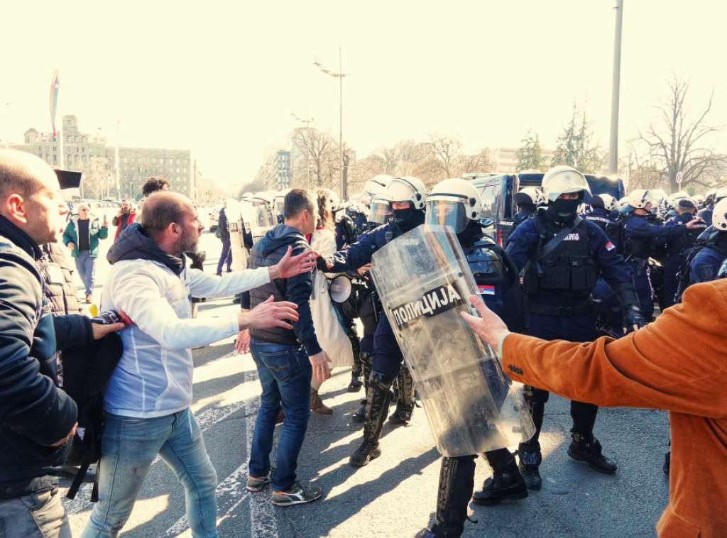 Više javno tužilaštvo naložilo policiji da identifikuje osumnjičene za nasilje ispred Skupštine grada Beograda